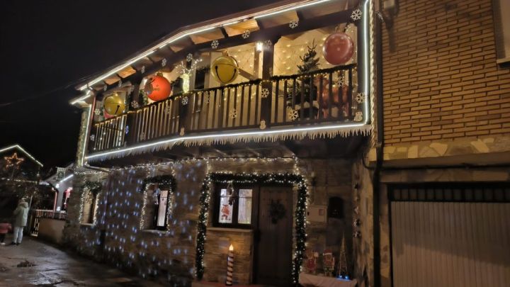 Decoración navideña en una casa de San Andrés de Montejos